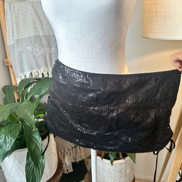 Fredrick’s of Hollywood black sequin skirt - Picture 3 of 8